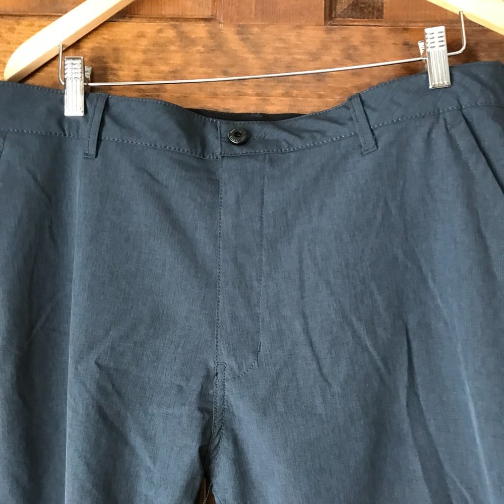 Kenneth Cole Flat Front Blue Heather Lightweight Tech Shorts Size 36 - Picture 2 of 11